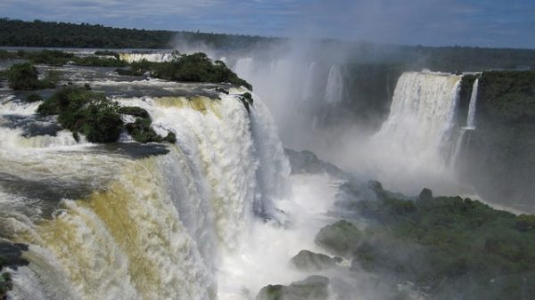 iguazu-waterfalls-377990_640